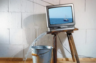 Ein Fernseher aus dem Wasser ausläuft